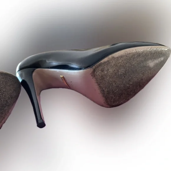 GUCCI Leather Point Toe Pumps. - Picture 2 of 4